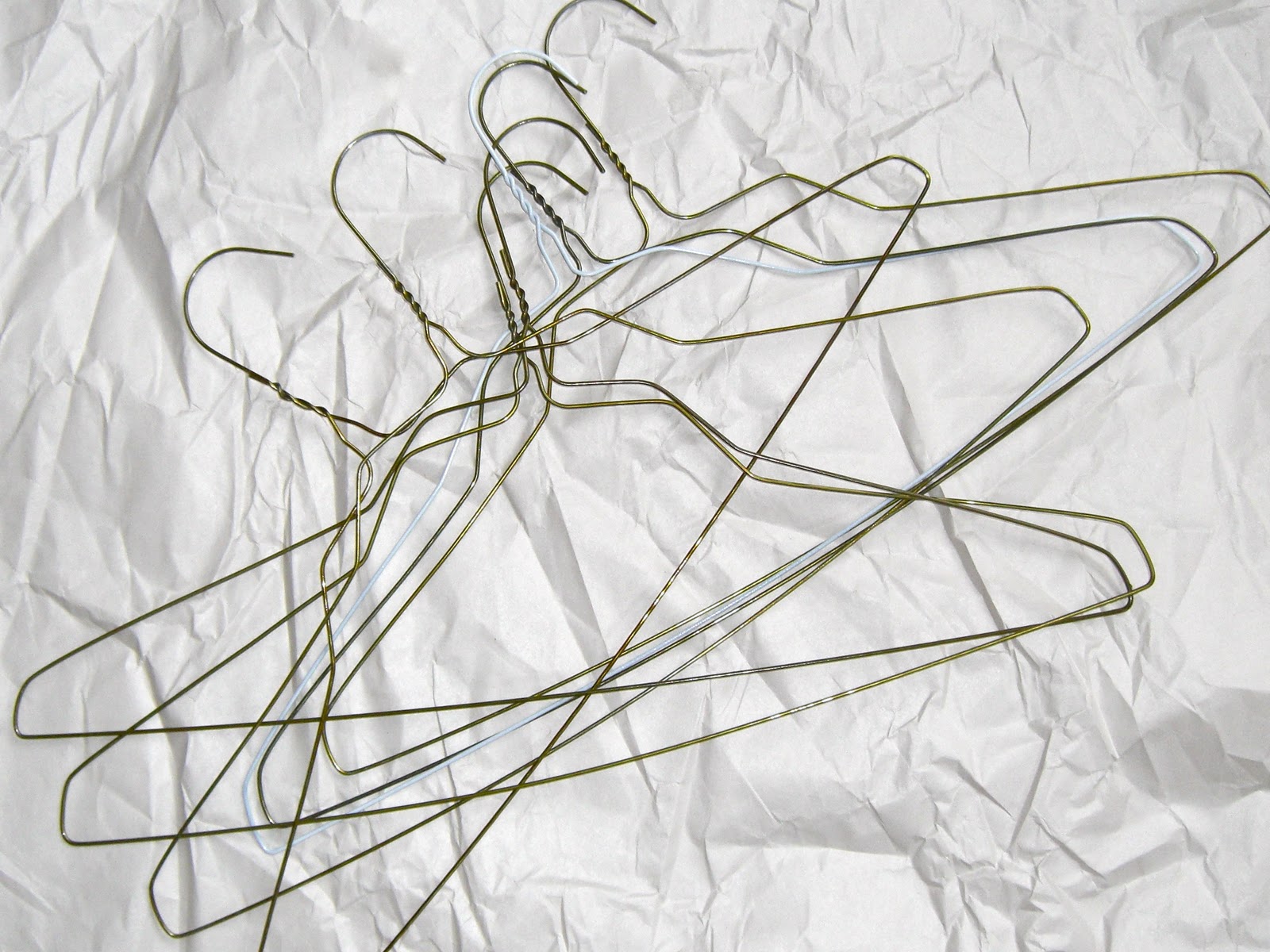 https://nwedible.com/wp-content/uploads/2011/02/Turn-Your-Old-Wire-Hangers-Into-Garden-Staples65.jpg