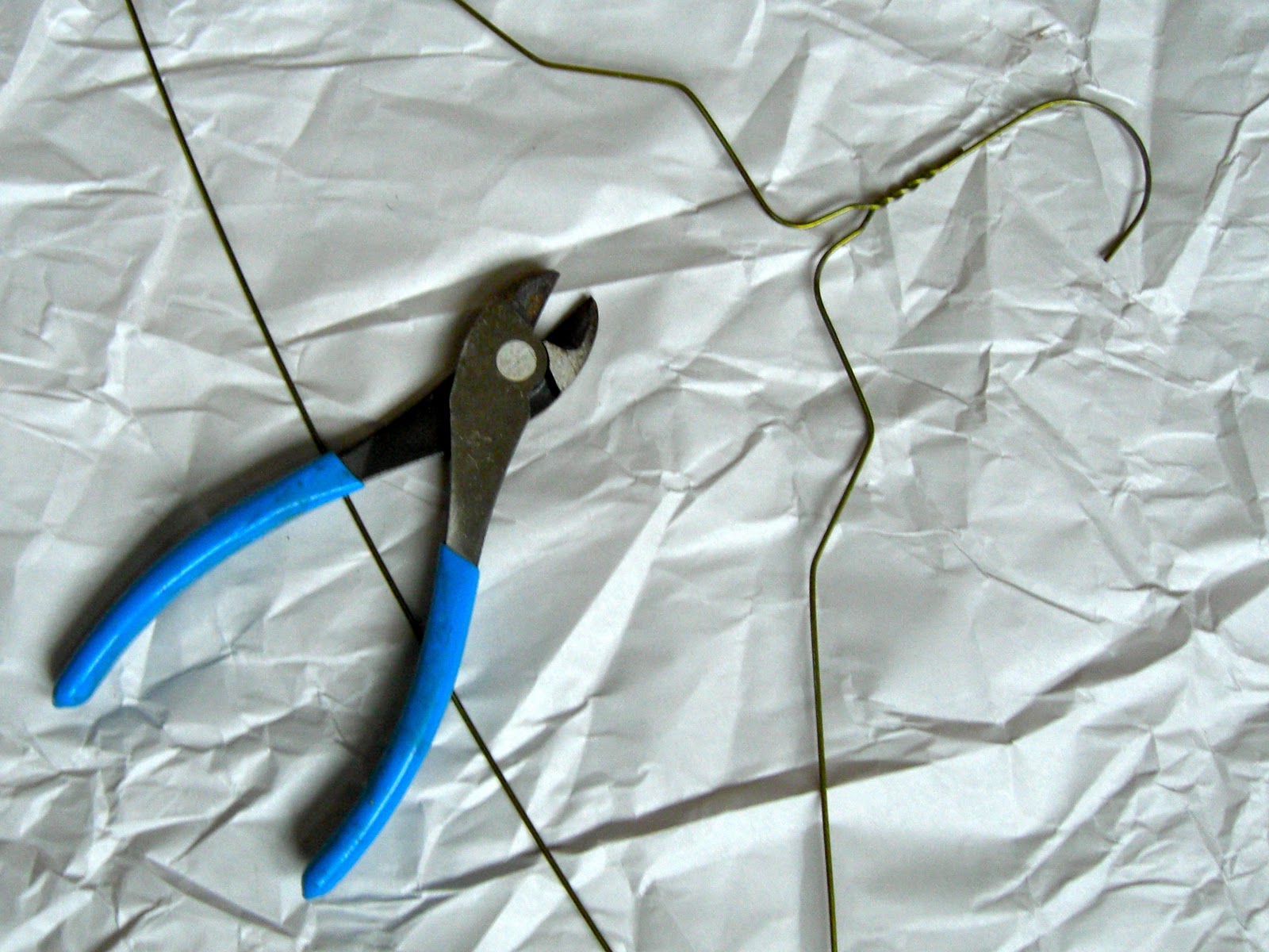 https://nwedible.com/wp-content/uploads/2011/02/Turn-Your-Old-Wire-Hangers-Into-Garden-Staples75.jpg